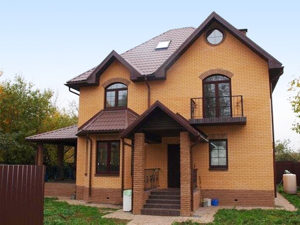 Дом из кирпича с мансардой в Москве